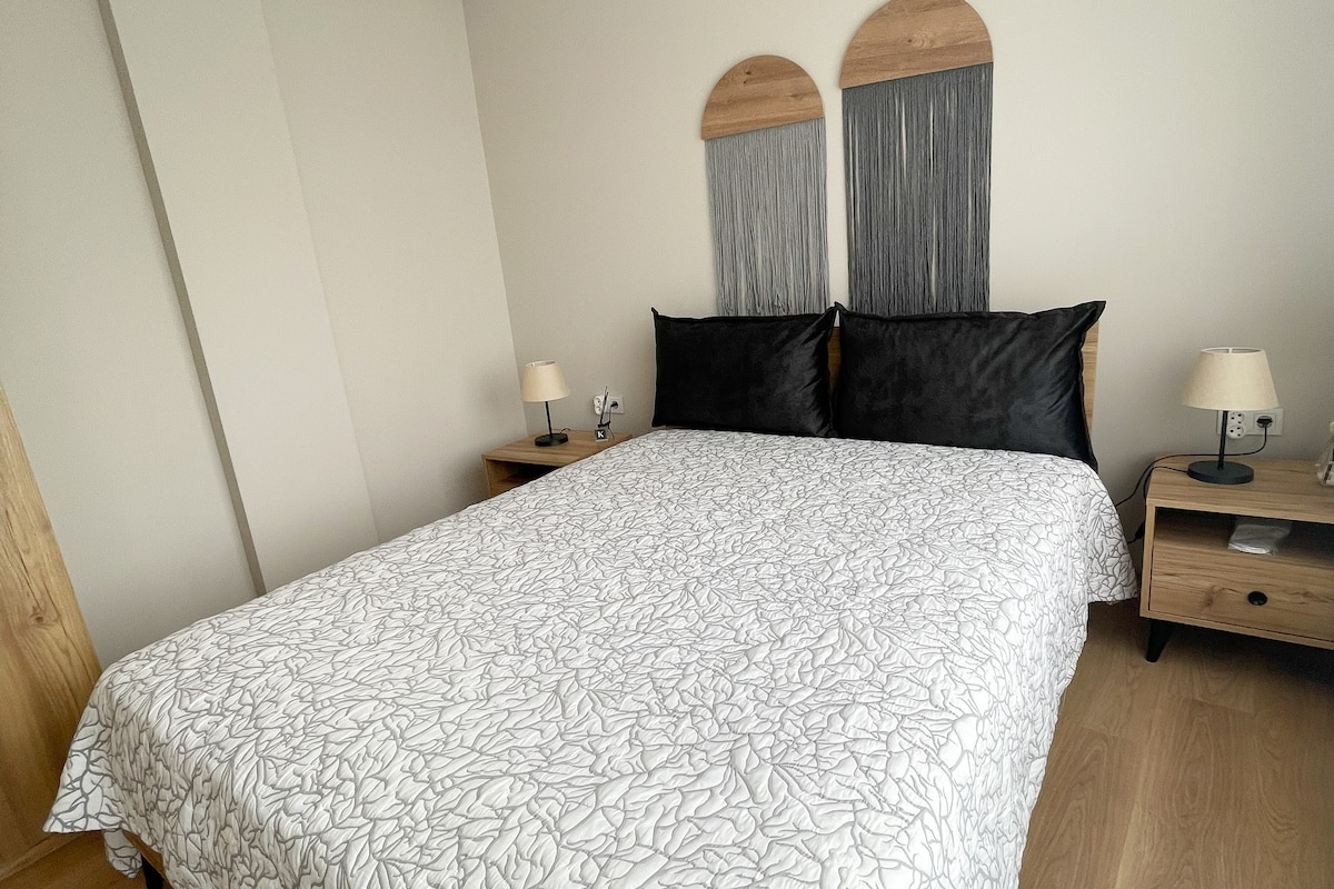 ห้องนอนเตียงคู่ขนาดคิงไซส์