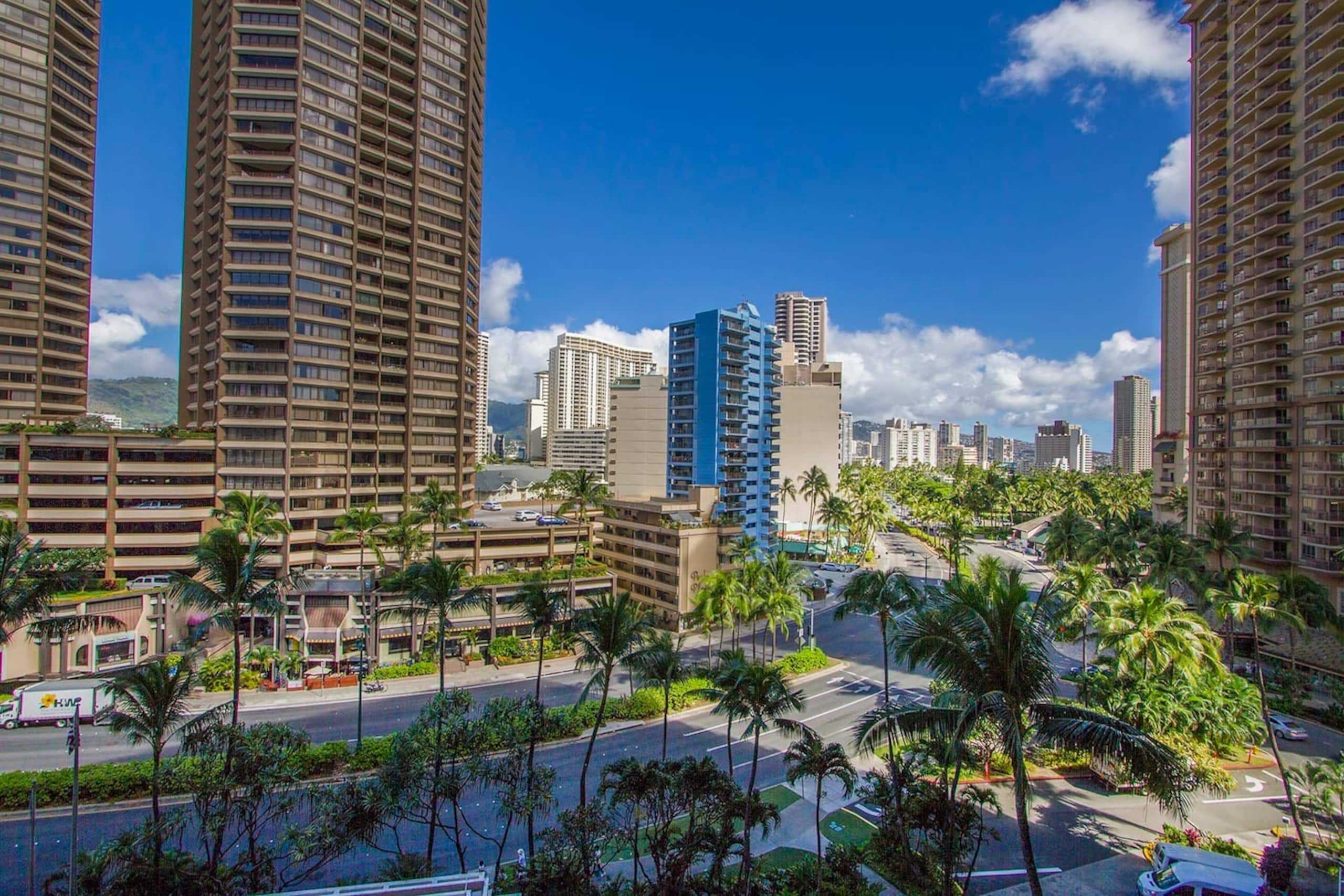 Modern Luxury 1BR· City View · Steps To Beach - Image 17