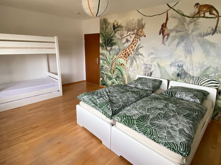 Dschungelzimmer als Kinderzimmer für 4 Kinder oder als Schlafzimmer für 2 Erwachsene in 2 Einzelbetten a 0,9 m (zusammenschiebbar über Magnete als Doppelbett mit Ritze)