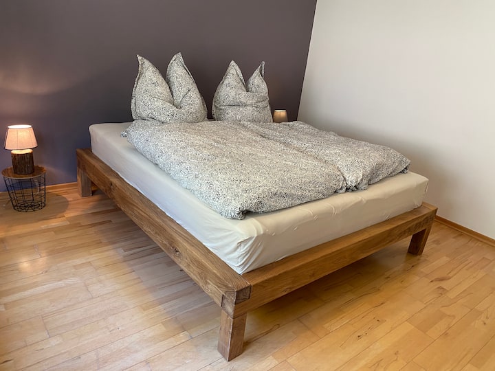 Schlafzimmer zum Wald mit Massivholzbett 180x200 cm