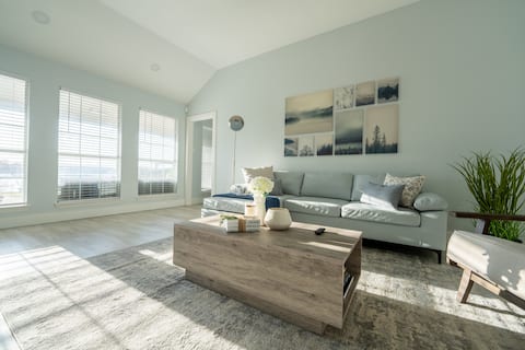 Top Airbnb: Gorgeous Lakefront home 15 mins from AT&T Stadium in Irving