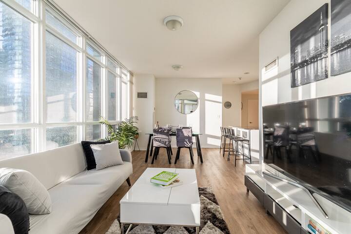 Stunning 2BD Corner Suite, Free Parking and Wifi