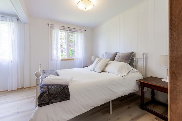 Насладете се на още повече гледки към залива от това двойно легло. Не се притеснявайте, щорите са близо, за да направят стаята приятна и тъмна за спане!