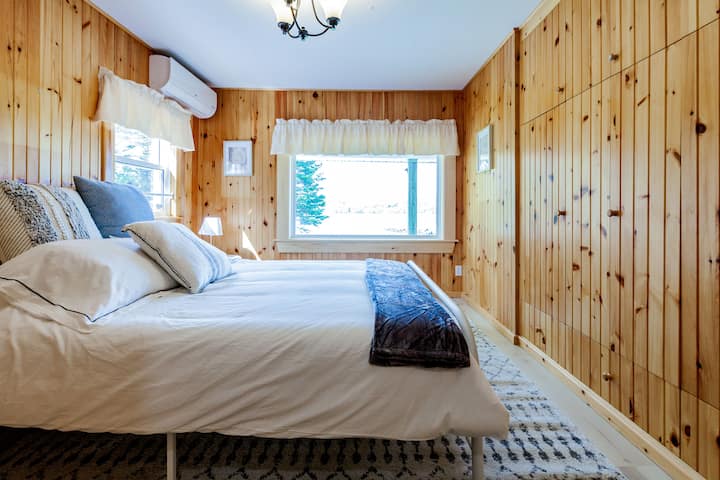 Събудете се по изгрев слънце над залива в тази спалня с двойно легло