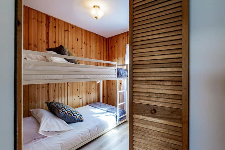 Легло с нисък профил позволява хиляди място за горното и долното легло - кой казва, че леглата са само за деца?!