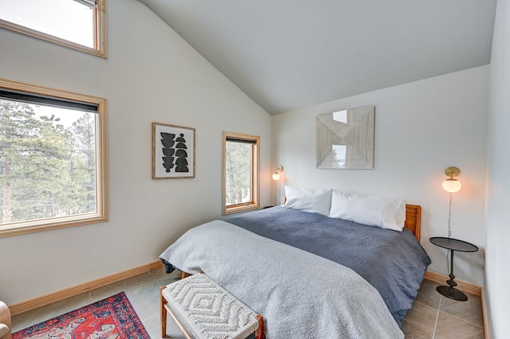 Brvnara ima jednu, otvorenu spavaonicu. Na jednoj strani nalazi se bračni krevet (širine 180 - 200 cm) sa stolićima, svjetiljkama i lukama, a ako vam je potrebna dodatna privatnost, tu je i sklopivi dijelitelj. Svi kreveti imaju potpuno nove, iznimno udobne madrace.