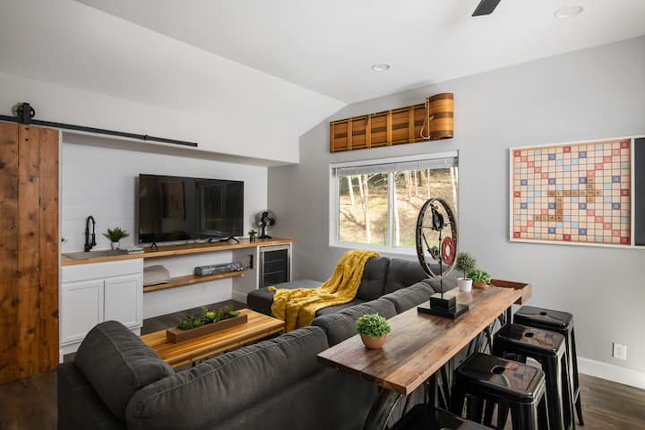 Blue Lead Lodge | Outdoor Cinema, Spa + Game Room - Placerville