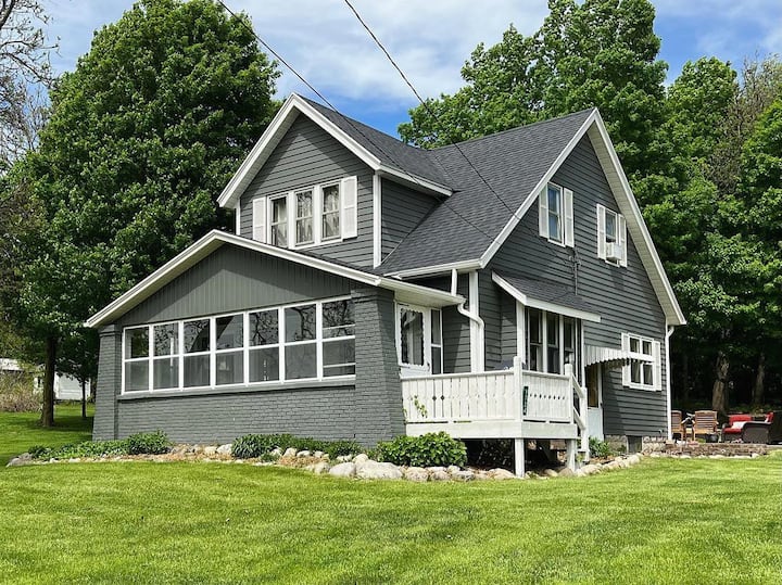 Farmhouse 5 beds, 2 baths Farmstay in Byron Center Farm stays for