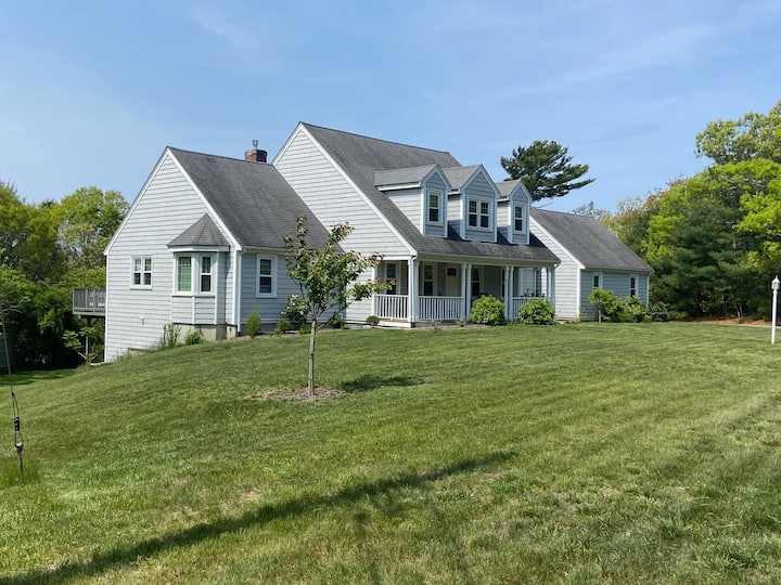 Spacious, Modern Family Home with an Arcade! Vacation homes for Rent