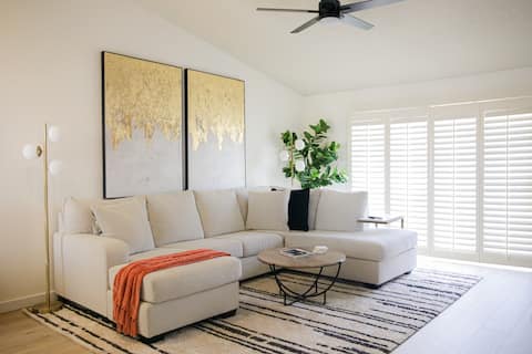 Stylish 2bd-2 bath w/Panoramic Mtn Views!