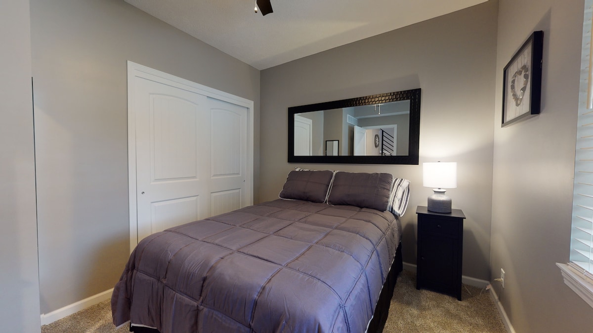 Chumba cha kulala kwenye ghorofa kuu kina kabati kubwa