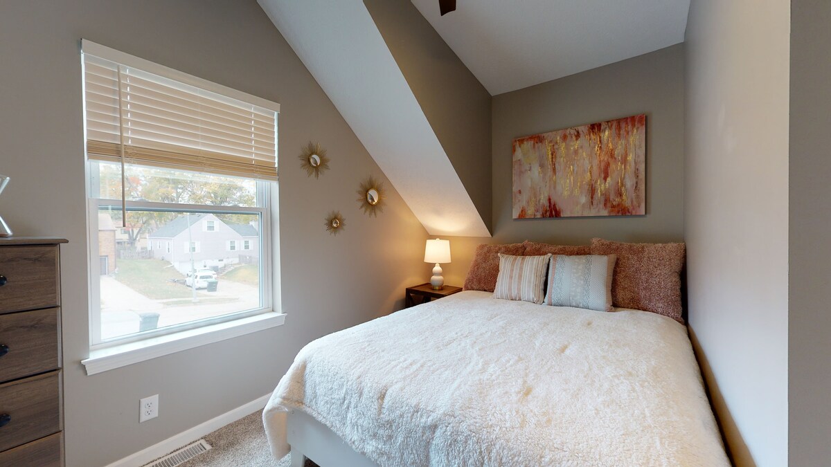 Chumba cha pili cha kulala cha ghorofa ya juu kina uzuri wa rangi ya waridi