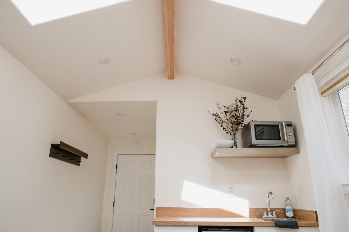 Top Airbnb: Modern, Downtown Guesthouse- Walk Everywhere! in Grass Valley