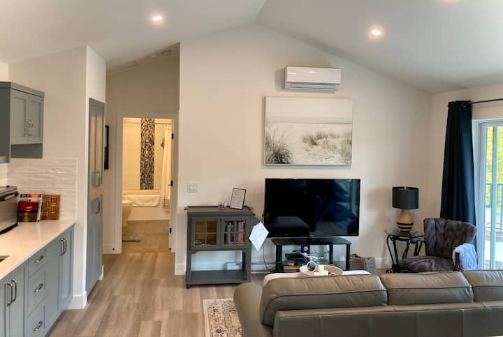 A Stone's Throw - Stylish Suite By Lake Okanagan - Peachland