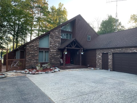 Large Lakefront Home and inground pool -Sleeps 23+