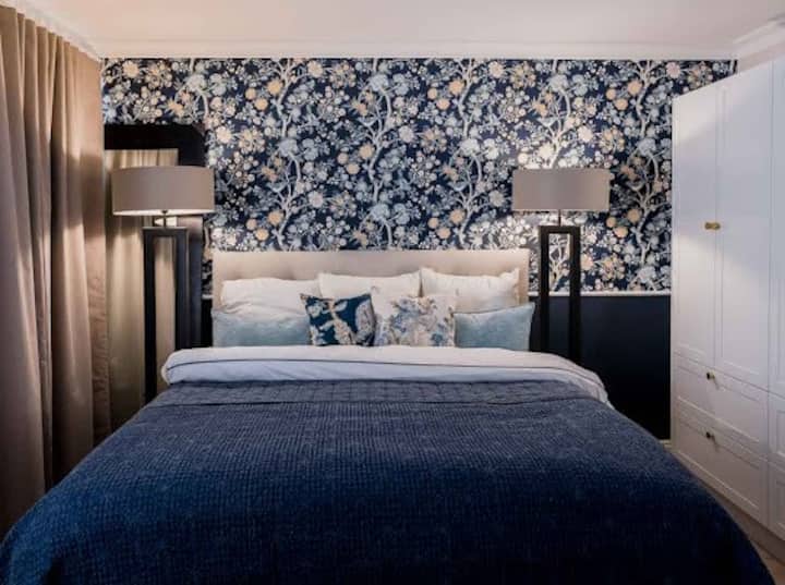 ห้องนอนพร้อมทีวีขนาดใหญ่ตรงข้ามเตียง