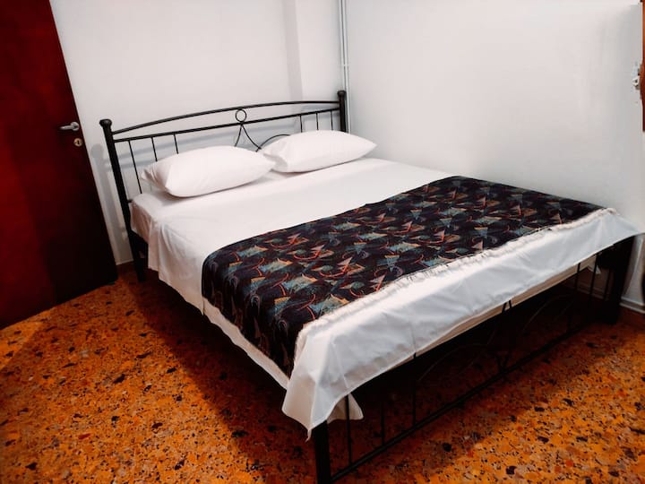 Camera da letto con letto N/A in metallo e armadi. Dispone di aria condizionata indipendente.