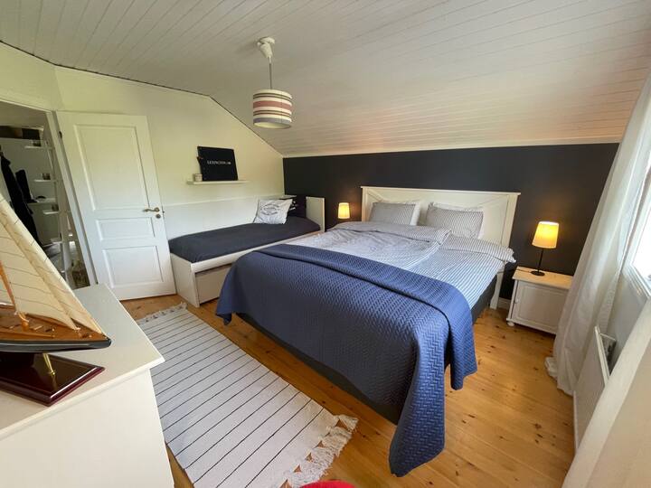 ห้องนอน 2 มีเตียงคู่ 1 หลังและเตียงเดี่ยว 1 หลัง