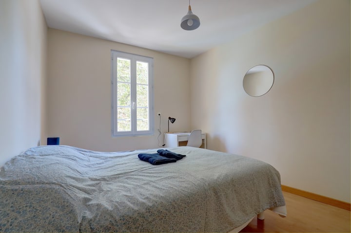 ორადგილიანი ნომერი — Hotel Comfort

სრულყოფილი ძილი გარანტირებულია ჩვენი უმაღლესი ხარისხის ლეიბის წყალობით, რომელიც დამზადებულია საფრანგეთში (ლიმოჟი). თითოეულ ნომერში არის ნამდვილი სამუშაო მაგიდის სივრცე სკამითა და სანათით, ასევე, სათავსო კარადა.