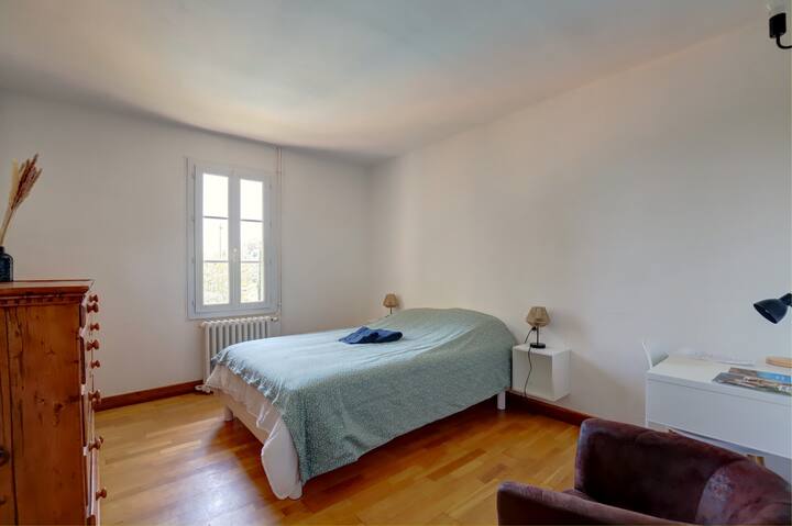 ორადგილიანი ნომერი — Hotel Comfort

სრულყოფილი ძილი გარანტირებულია ჩვენი უმაღლესი ხარისხის ლეიბის წყალობით, რომელიც დამზადებულია საფრანგეთში (ლიმოჟი). თითოეულ ნომერში არის ნამდვილი სამუშაო მაგიდის სივრცე სკამითა და სანათით, ასევე, სათავსო კარადა.