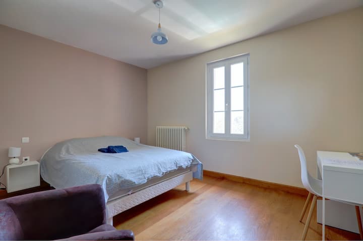 ორადგილიანი ნომერი — Hotel Comfort

სრულყოფილი ძილი გარანტირებულია ჩვენი უმაღლესი ხარისხის ლეიბის წყალობით, რომელიც დამზადებულია საფრანგეთში (ლიმოჟი). თითოეულ ნომერში არის ნამდვილი სამუშაო მაგიდის სივრცე სკამითა და სანათით, ასევე, სათავსო კარადა.
