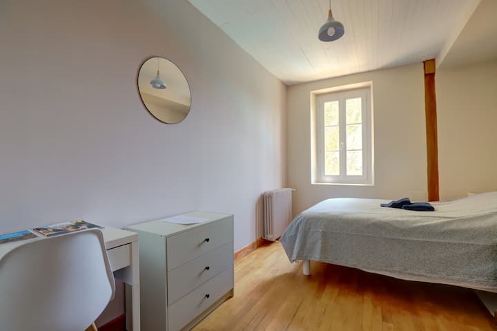 ორადგილიანი ნომერი — Hotel Comfort

სრულყოფილი ძილი გარანტირებულია ჩვენი უმაღლესი ხარისხის ლეიბის წყალობით, რომელიც დამზადებულია საფრანგეთში (ლიმოჟი). თითოეულ ნომერში არის ნამდვილი სამუშაო მაგიდის სივრცე სკამითა და სანათით, ასევე, სათავსო კარადა.