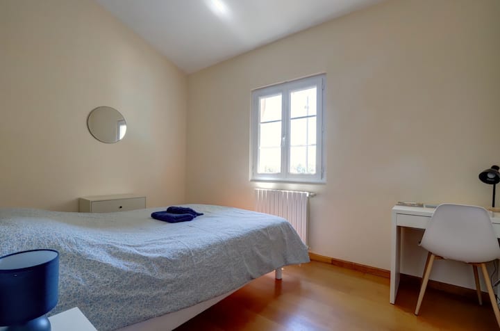 ორადგილიანი ნომერი — Hotel Comfort

სრულყოფილი ძილი გარანტირებულია ჩვენი უმაღლესი ხარისხის ლეიბის წყალობით, რომელიც დამზადებულია საფრანგეთში (ლიმოჟი). თითოეულ ნომერში არის ნამდვილი სამუშაო მაგიდის სივრცე სკამითა და სანათით, ასევე, სათავსო კარადა.
