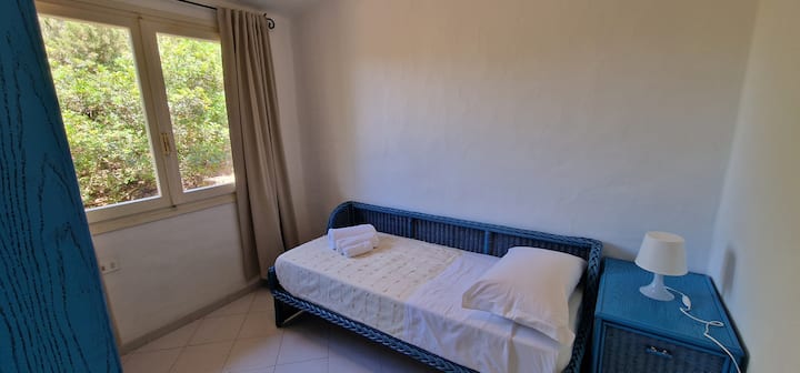 Jednokrevetna soba s ormarom