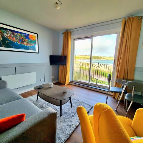 Romantic Sea Front Apartment - Balcony & Parking
