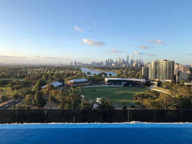 Opposite Albert Park Lake – 10min walk to beach