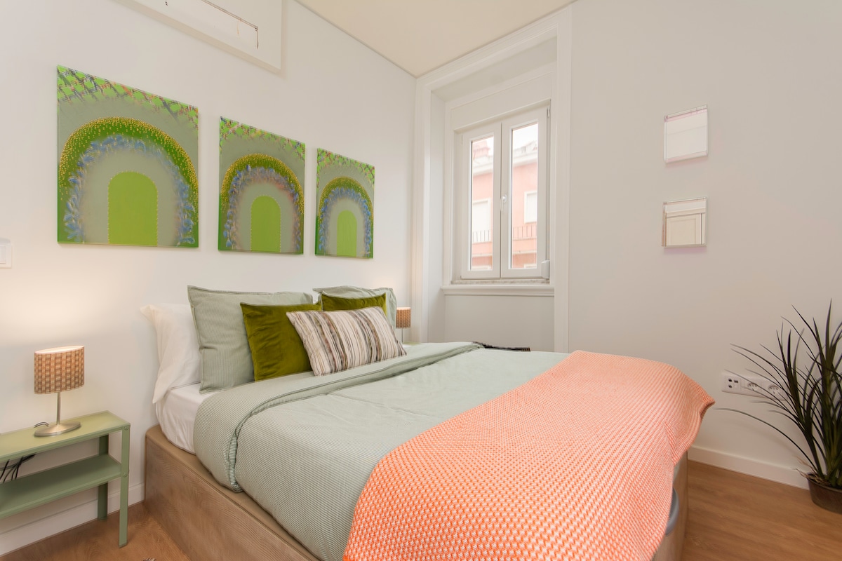 Chumba cha kulala 1 na kitanda cha watu wawili.