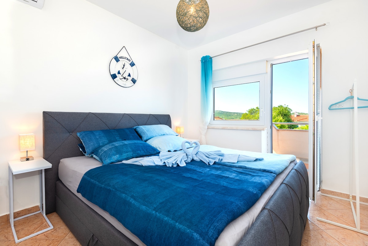 1号卧室，配备加大双人床和阳台