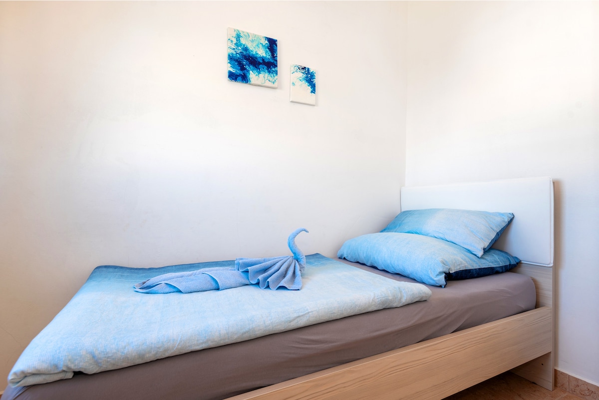 3号卧室配备舒适单人床