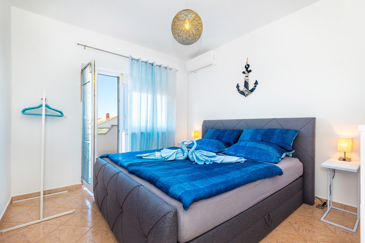 2号卧室配备双人床和阳台