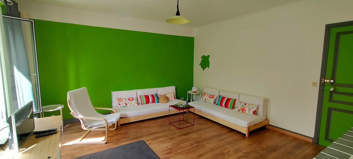 Airbnb performant: Beautiful spaces and confy right in Digne center à Digne Les Bains