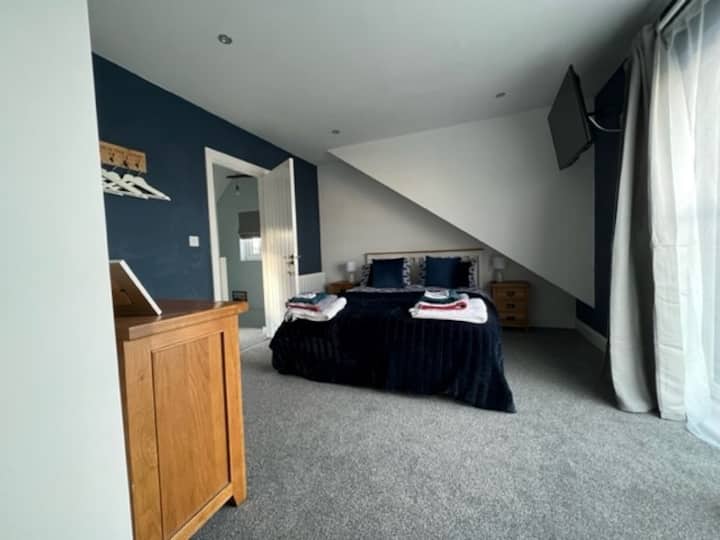 Mastersovrum med dubbelsäng och underbar utsikt över den vackra byn St Brides Major. Helt ny madrass, sängkläder och kuddar. Smart TV med Netflix/Prime och alla vanliga appar.