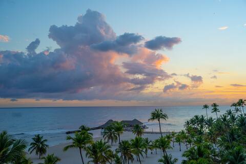 Beachfront Penthouse Condo w/3 Bedroom&pool access