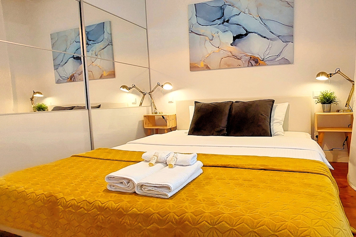 ห้องนอนพร้อมเตียงคิงไซส์และตู้เสื้อผ้าขนาดใหญ่