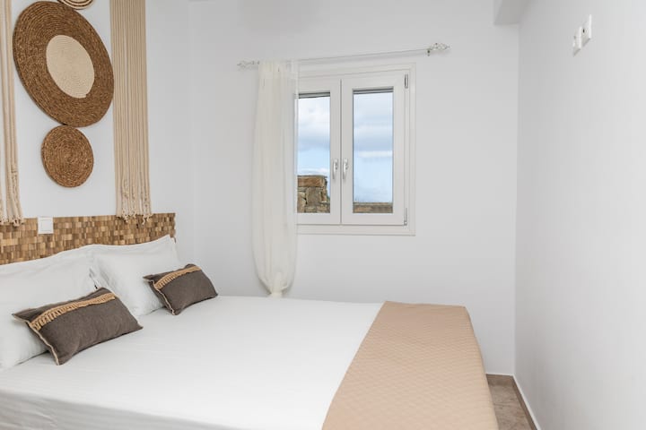 La camera da letto con vista sul mare è un santuario di serenità, dove la coscienza ecologica incontra il comfort, e i suoni e le attrazioni rilassanti dell'oceano fanno da sfondo alle tue notti riposanti e a mattine tranquille.