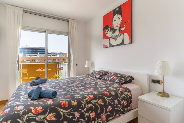 ♥ BEACHSIDE SUNNY MODERN WITH POOL ♥ | PARKING 24H gallery image 2