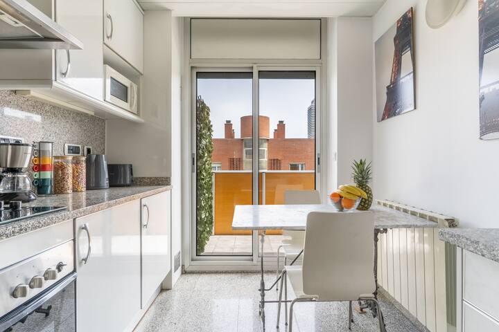 ♥ BEACHSIDE SUNNY MODERN WITH POOL ♥ | PARKING 24H gallery image 5