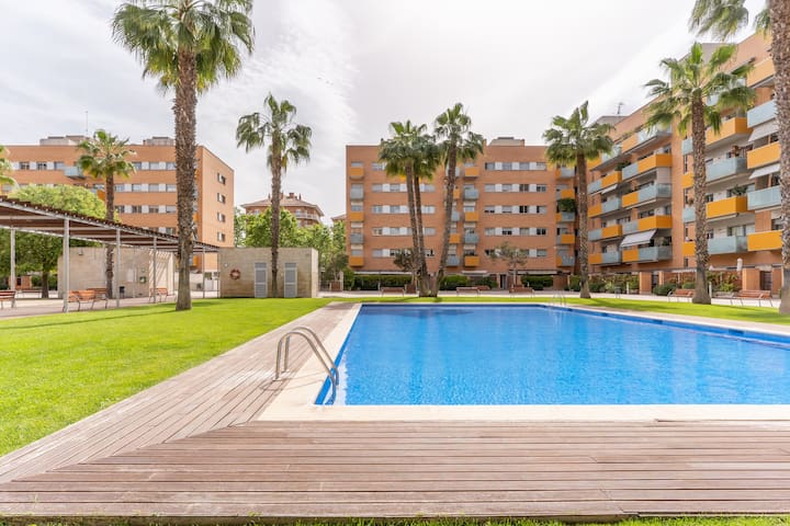 ♥ BEACHSIDE SUNNY MODERN WITH POOL ♥ | PARKING 24H gallery image 4