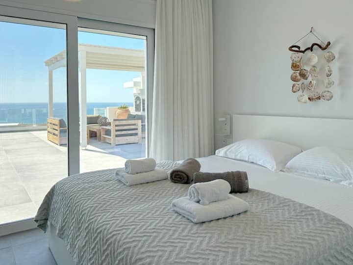 Dormitorio principal, planta baja
El dormitorio tiene aire acondicionado, armarios empotrados, pequeño tocador y acceso directo a la terraza.