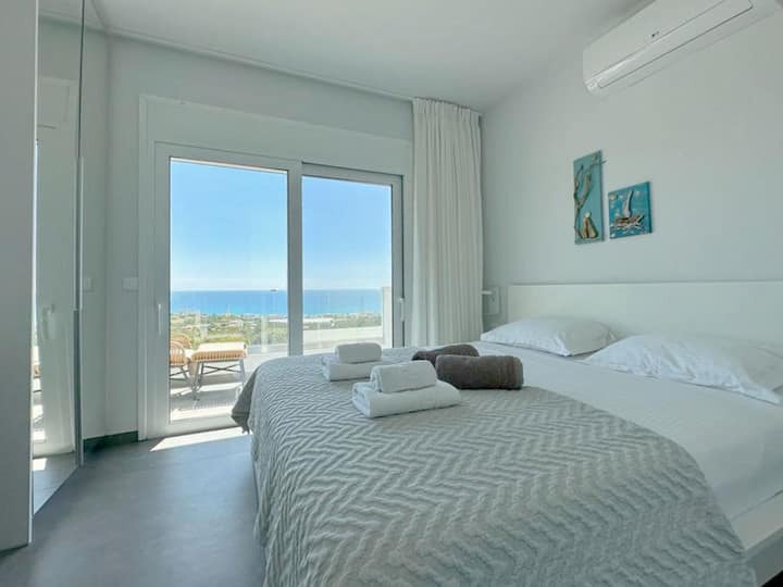 Dormitorio - primer piso. Este dormitorio tiene aire acondicionado, armarios empotrados, tocador pequeño y acceso directo a un balcón privado.