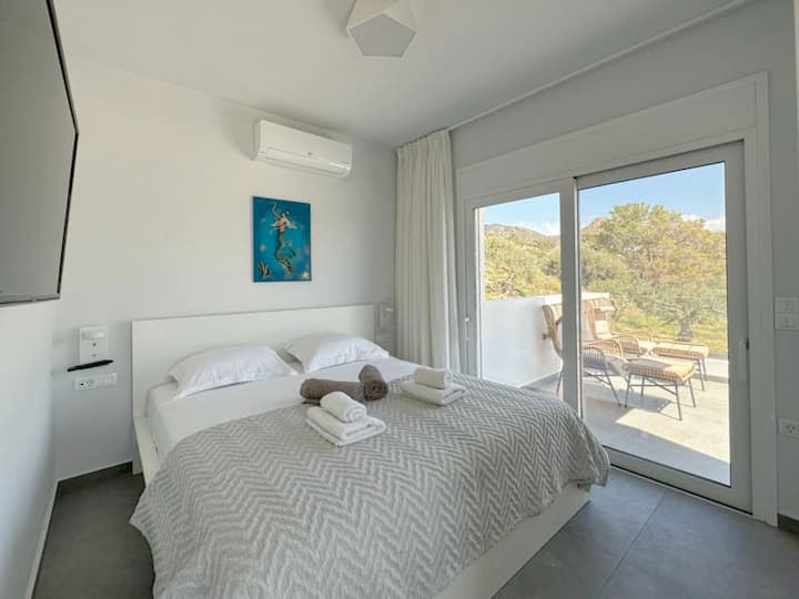 Dormitorio - primer piso. Este dormitorio tiene aire acondicionado, armarios empotrados, tocador pequeño y acceso directo a un balcón privado.