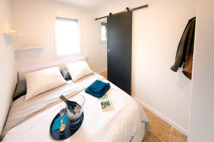  Bedroom with trunk bed and TV 