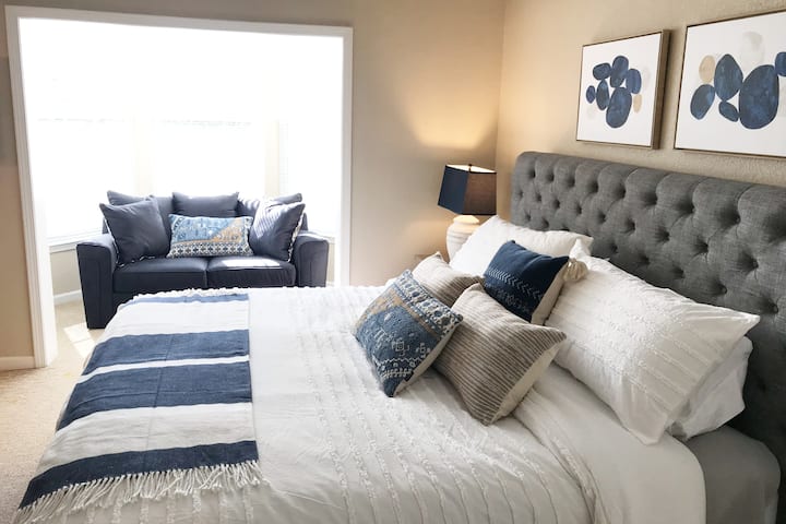 หนึ่งในสองห้องสวีทหลัก   มีอ่างอาบน้ำเต็มรูปแบบและพื้นที่นั่งเล่นที่อยู่ติดกันพร้อมทีวีจอแบน   ห้องนี้มีทางเข้าแยกต่างหาก   