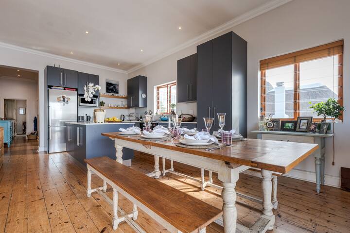 The Dalebrook 1 sea-side apartment, chic elegance gallery image 4