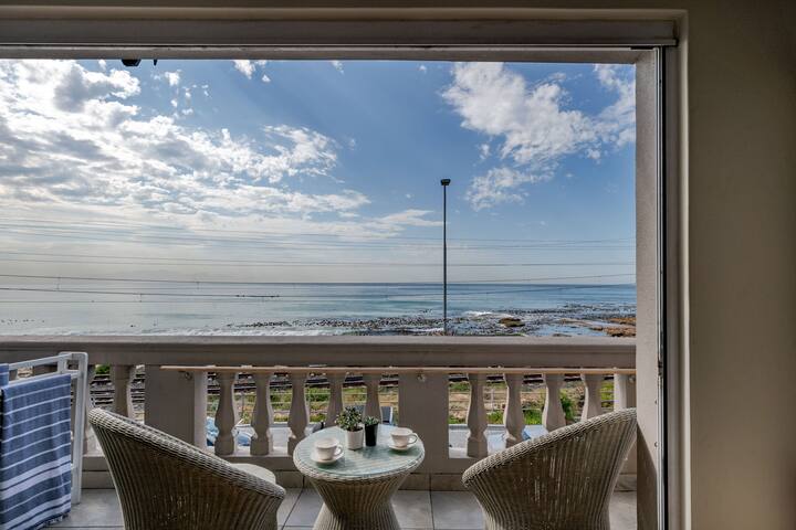 The Dalebrook 1 sea-side apartment, chic elegance gallery image 2