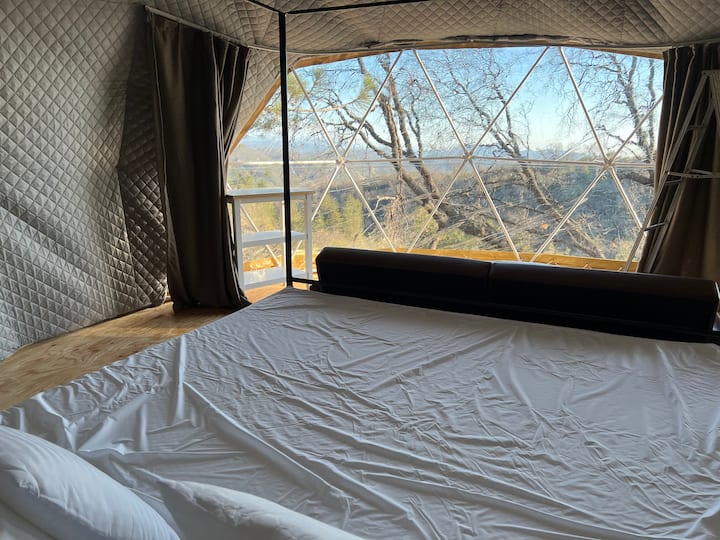 ستظهر الصور المحدثة قريبًا.

منظر من سريرك~ الجبال المغطاة بالثلوج تحييك. 
يمكنك إعداد قهوتك الصباحية في المطبخ الصغير. 

يرجى استخدام الستائر للحفاظ على الدفء والبرودة. كما يتم توفير مروحة وسخان.